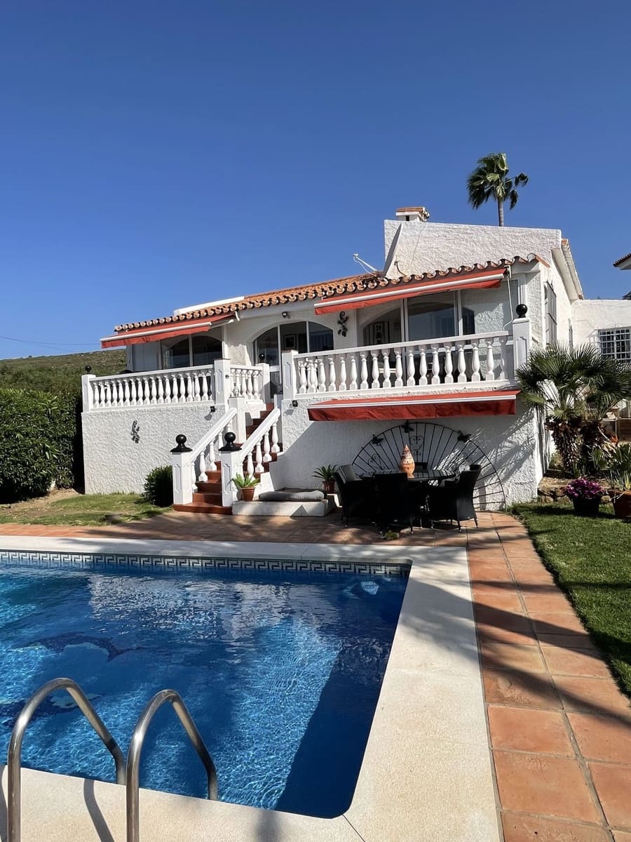 3 Zimmer Villa zu verkaufen in Manilva mit Pool Garage - 695.000 € (Ref: 9879609)