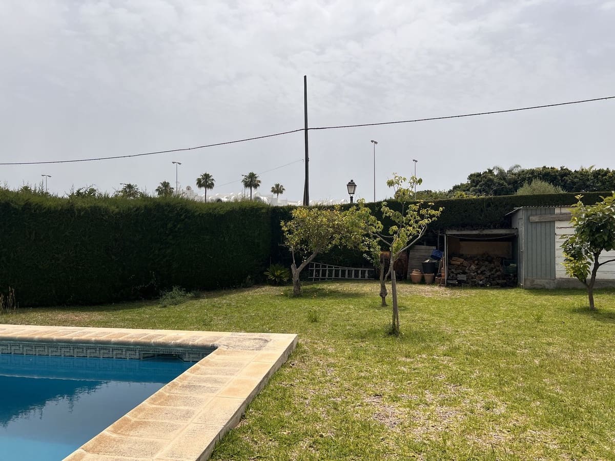 5 soverom Villa til salgs i New Golden Mile med svømmebasseng garasje - € 725 000 (Ref: 9885121)