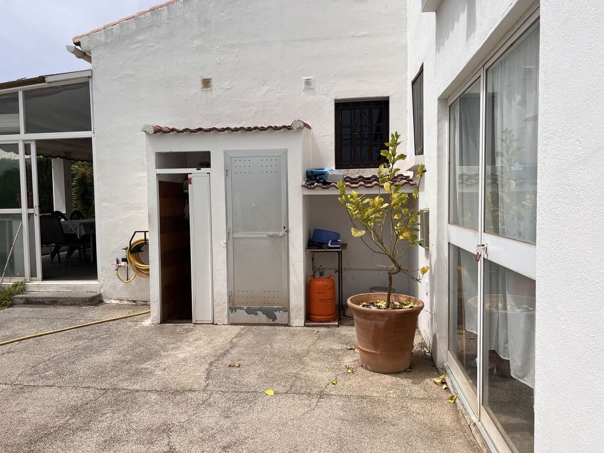 5 soverom Villa til salgs i New Golden Mile med svømmebasseng garasje - € 725 000 (Ref: 9885121)