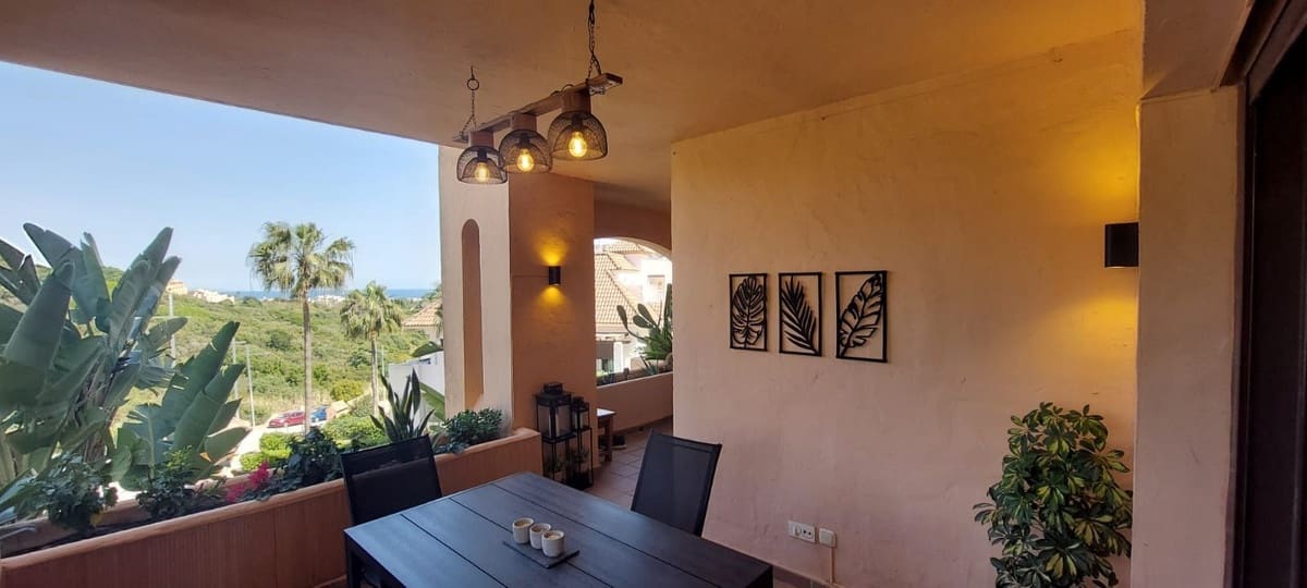 Apartamento de 2 habitaciones en La Duquesa / Puerto de la Duquesa en venta con piscina garaje - 299.000 € (Ref: 9913670)
