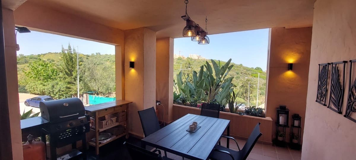Apartamento de 2 habitaciones en La Duquesa / Puerto de la Duquesa en venta con piscina garaje - 299.000 € (Ref: 9913670)
