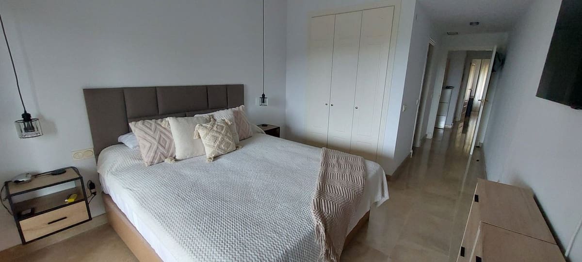 Apartamento de 2 habitaciones en La Duquesa / Puerto de la Duquesa en venta con piscina garaje - 299.000 € (Ref: 9913670)