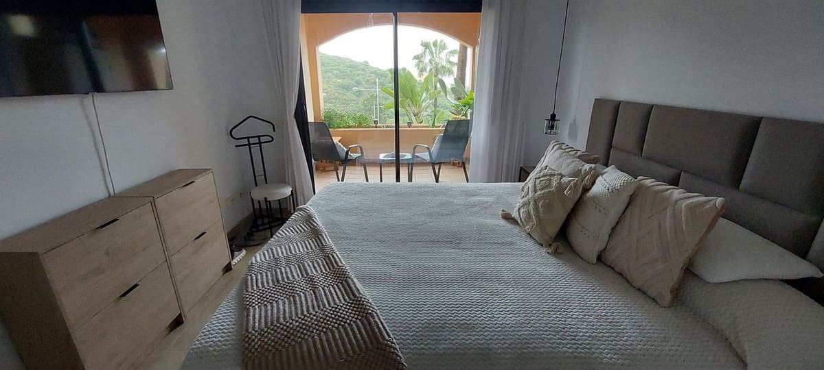 Apartamento de 2 habitaciones en La Duquesa / Puerto de la Duquesa en venta con piscina garaje - 299.000 € (Ref: 9913670)