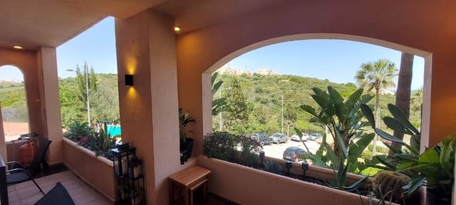 Apartamento de 2 habitaciones en La Duquesa / Puerto de la Duquesa, Manilva en venta con piscina garaje - 299.000 € (Ref: 9913670)
