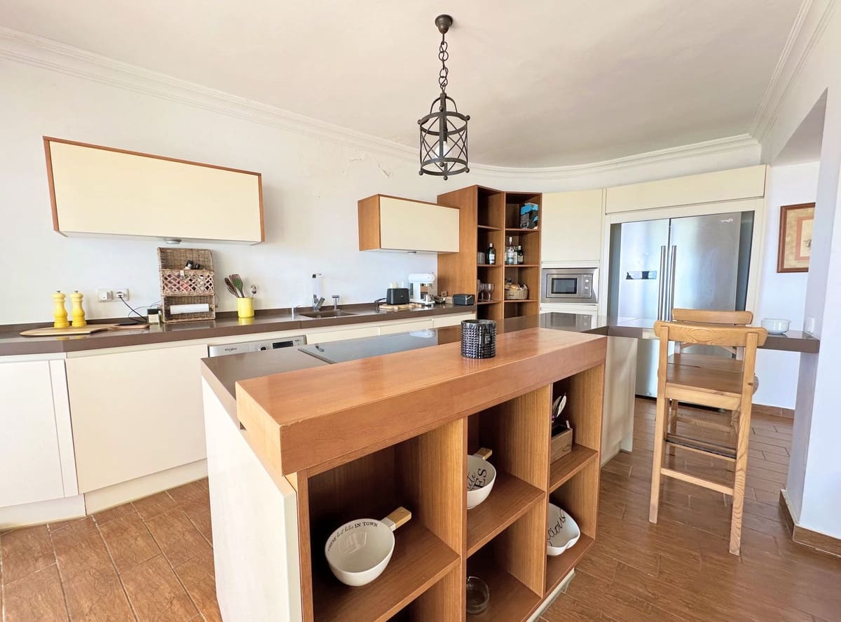 3 slaapkamer Villa te koop in Manilva met zwembad garage - € 2.500.000 (Ref: 9913673)