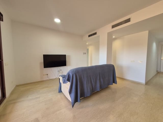 Ático de 2 habitaciones en La Duquesa / Puerto de la Duquesa, Manilva en venta con piscina garaje - 349.000 € (Ref: 9914024)