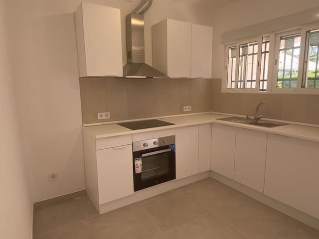 2 chambre Maison de Ville à vendre à San Pedro de Alcantara, Marbella avec piscine garage - 490 000 € (Ref: 9916357)
