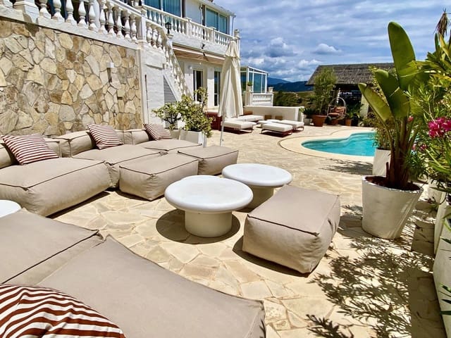 4 soveværelse Villa til salg i Estepona med swimmingpool garage - € 1.595.000 (Ref: 9917463)