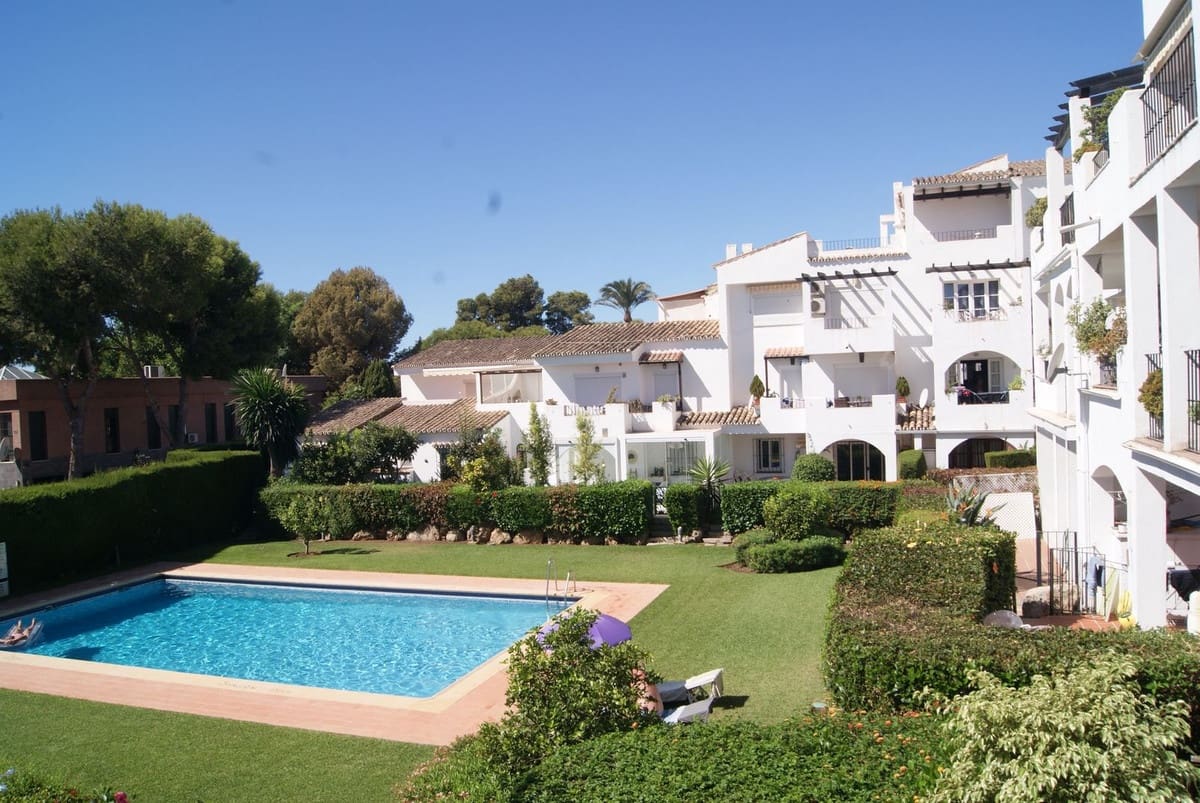 2 slaapkamer Appartement te koop in El Paraiso met zwembad - € 308.000 (Ref: 9917500)