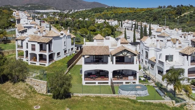 Casa de 4 habitaciones en Estepona en venta - 875.000 € (Ref: 9918649)