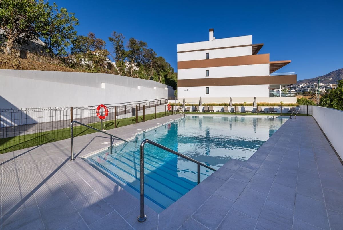 2 soveværelse Lejlighed til salg i Estepona med swimmingpool garage - € 565.000 (Ref: 9918651)