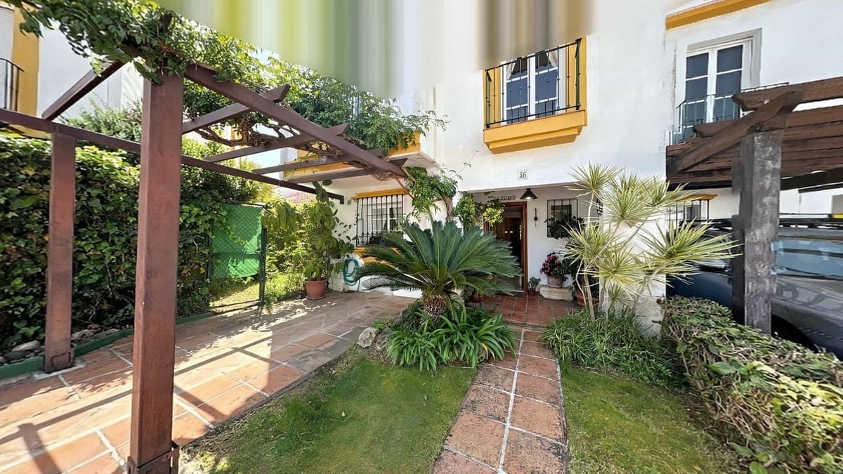 5 soveværelse Byhus til salg i New Golden Mile med swimmingpool - € 495.000 (Ref: 9920872)