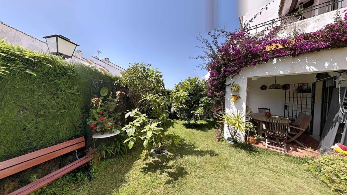 5 soveværelse Byhus til salg i New Golden Mile med swimmingpool - € 495.000 (Ref: 9920872)