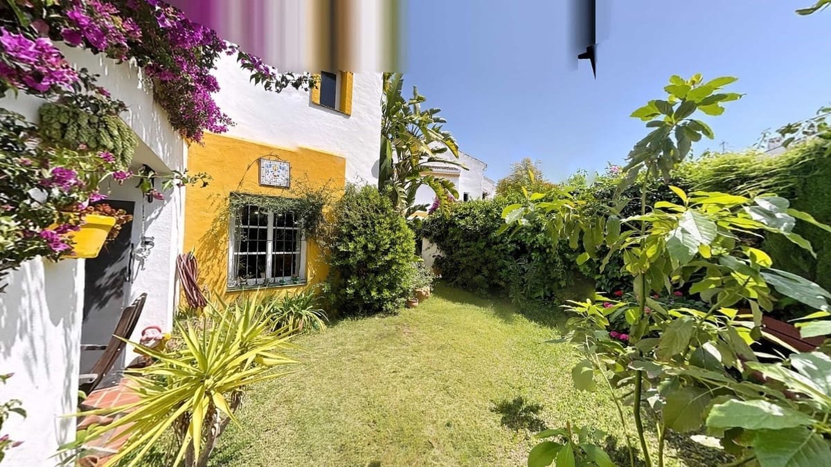 5 soveværelse Byhus til salg i New Golden Mile med swimmingpool - € 495.000 (Ref: 9920872)