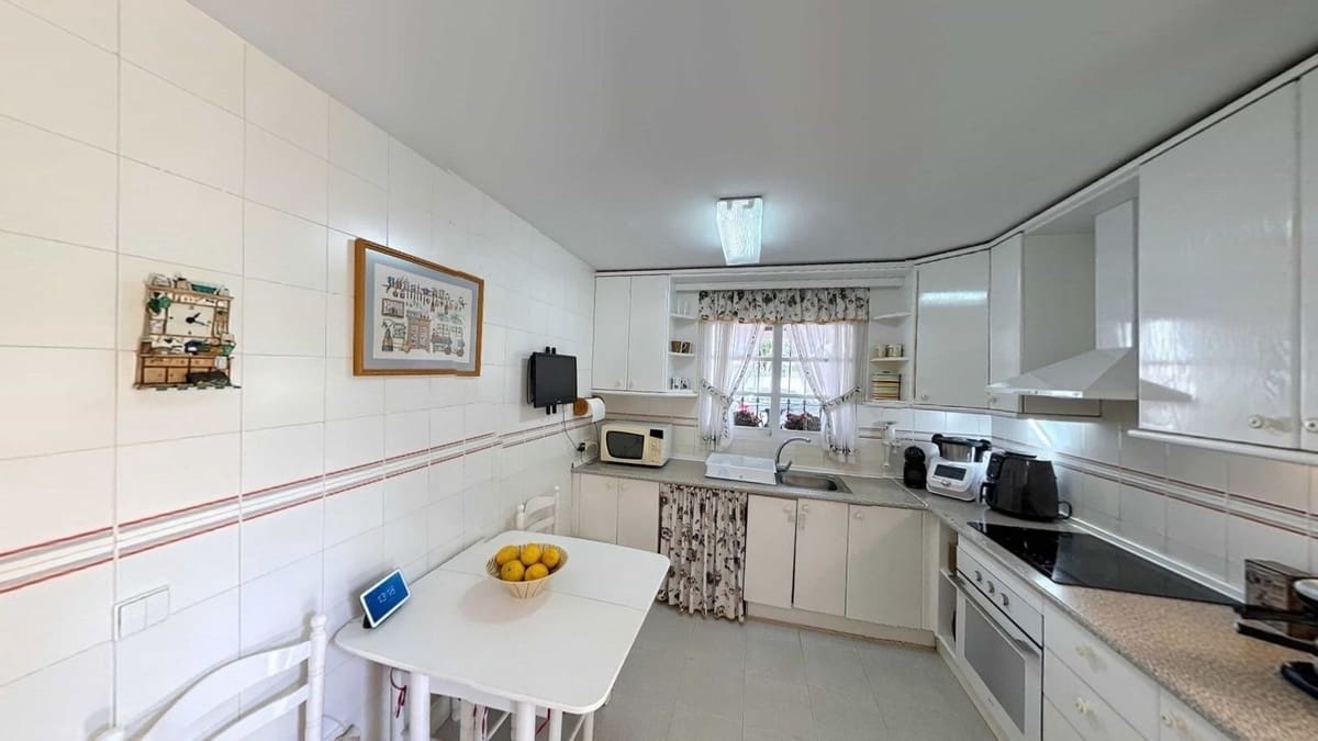 5 soveværelse Byhus til salg i New Golden Mile med swimmingpool - € 495.000 (Ref: 9920872)