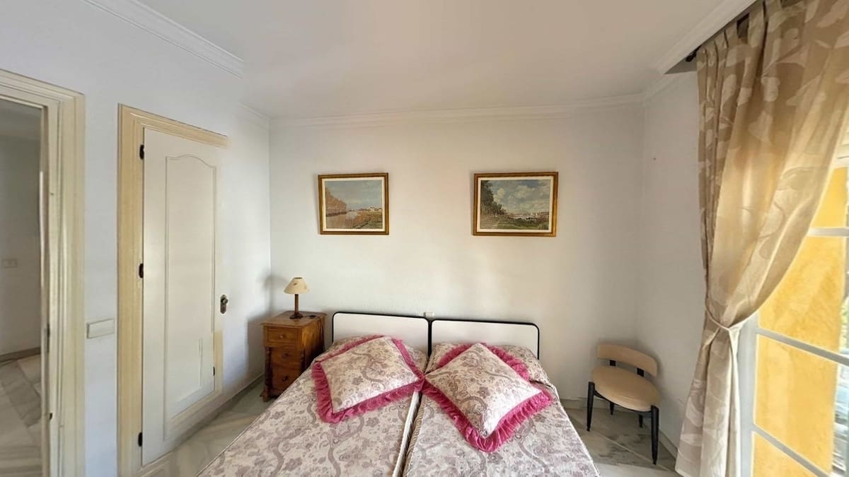 5 soveværelse Byhus til salg i New Golden Mile med swimmingpool - € 495.000 (Ref: 9920872)