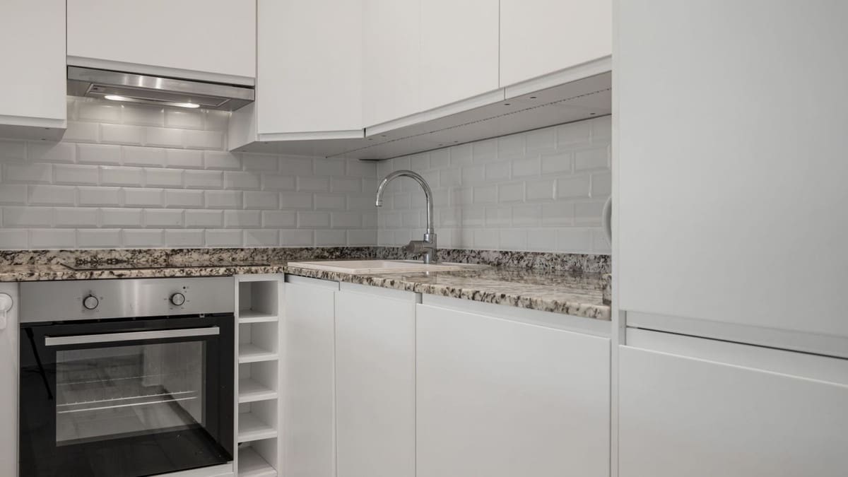 2 sypialnia Apartament na sprzedaż w Puerto Banus z basenem - 650 000 € (Ref: 9924834)