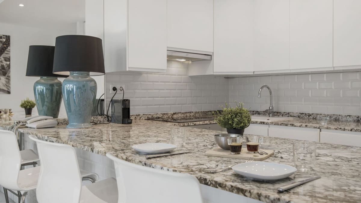 2 sypialnia Apartament na sprzedaż w Puerto Banus z basenem - 650 000 € (Ref: 9924834)