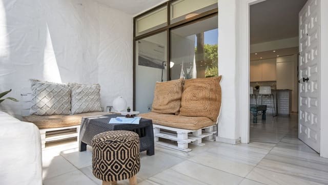 2 sypialnia Apartament na sprzedaż w Puerto Banus, Marbella z basenem - 650 000 € (Ref: 9924834)