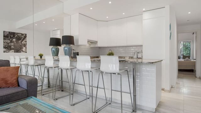 2 sypialnia Apartament na sprzedaż w Puerto Banus, Marbella z basenem - 650 000 € (Ref: 9924834)
