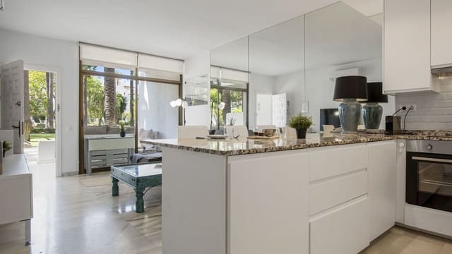 2 sypialnia Apartament na sprzedaż w Puerto Banus, Marbella z basenem - 650 000 € (Ref: 9924834)