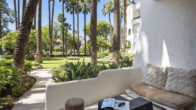 2 sypialnia Apartament na sprzedaż w Puerto Banus, Marbella z basenem - 650 000 € (Ref: 9924834)