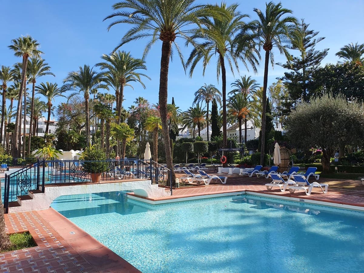 2 sypialnia Apartament na sprzedaż w Puerto Banus z basenem - 650 000 € (Ref: 9924834)