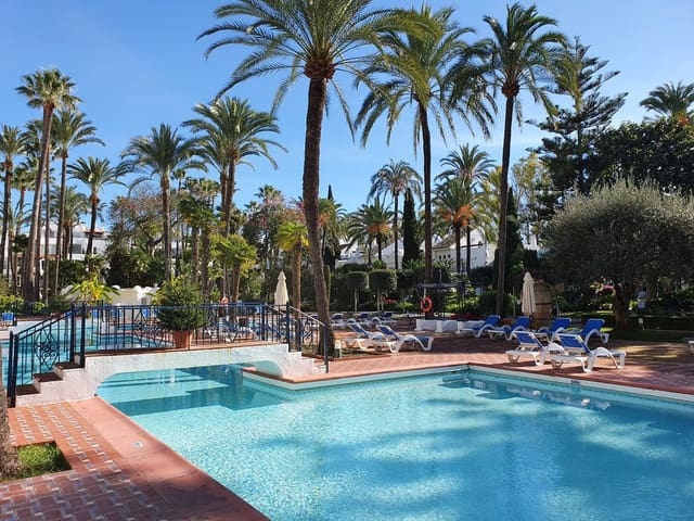 2 sypialnia Apartament na sprzedaż w Puerto Banus, Marbella z basenem - 650 000 € (Ref: 9924834)