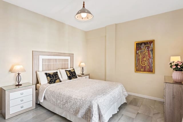 2 soveværelse Lejlighed til salg i Puerto Banus, Marbella med swimmingpool garage - € 850.000 (Ref: 9924887)