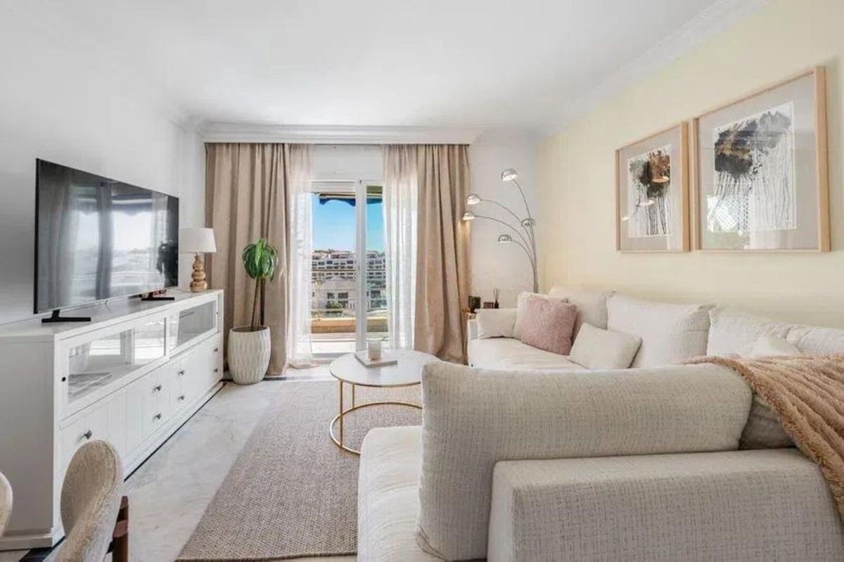 2 sypialnia Apartament na sprzedaż w Puerto Banus z basenem garażem - 885 000 € (Ref: 9925187)