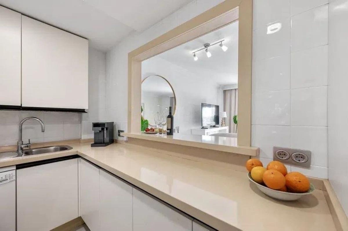 2 sypialnia Apartament na sprzedaż w Puerto Banus z basenem garażem - 885 000 € (Ref: 9925187)