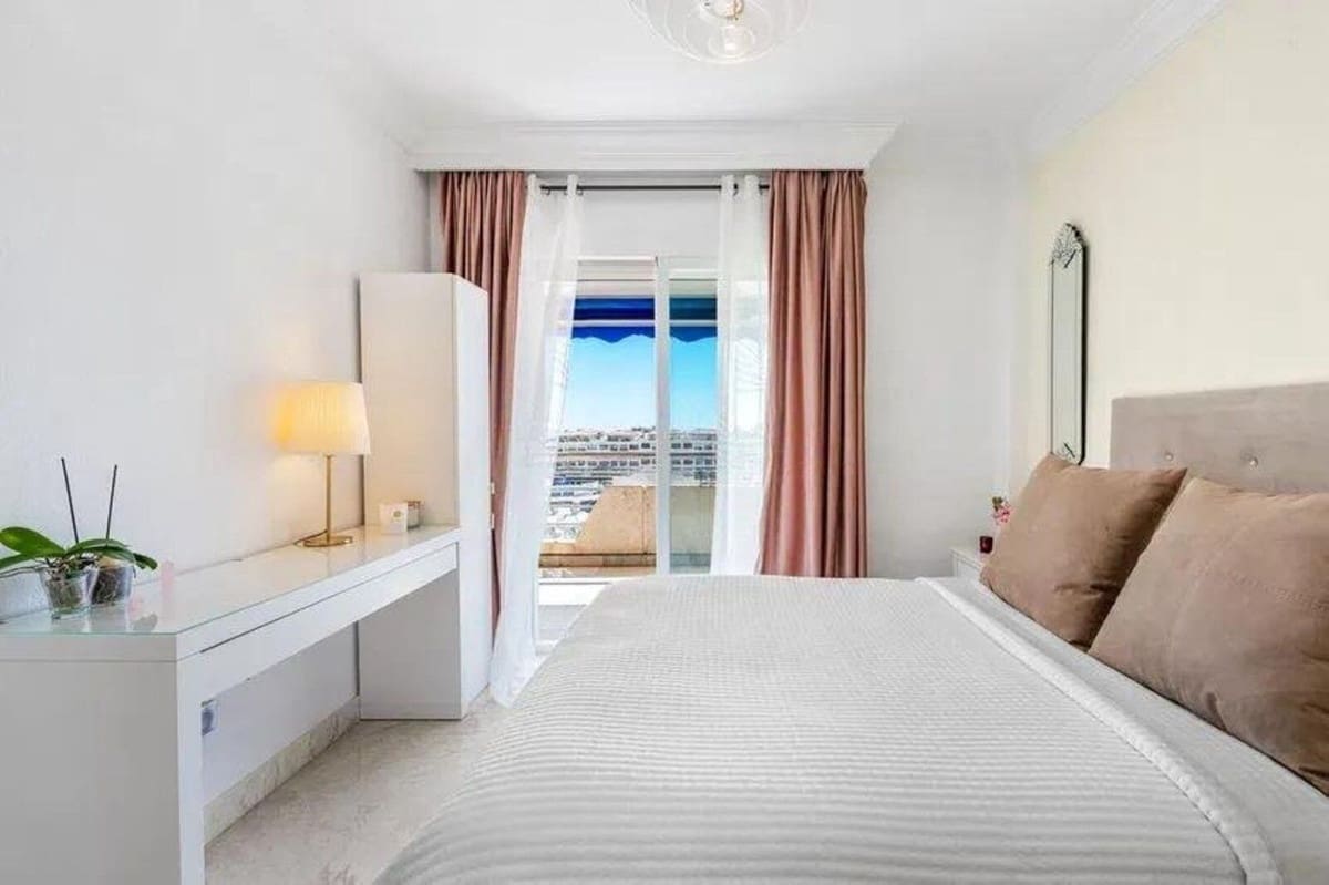 2 sypialnia Apartament na sprzedaż w Puerto Banus z basenem garażem - 885 000 € (Ref: 9925187)