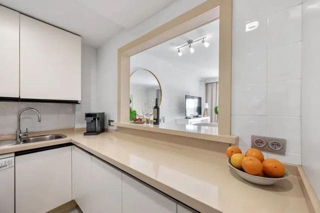 2 sypialnia Apartament na sprzedaż w Puerto Banus, Marbella z basenem garażem - 885 000 € (Ref: 9925187)