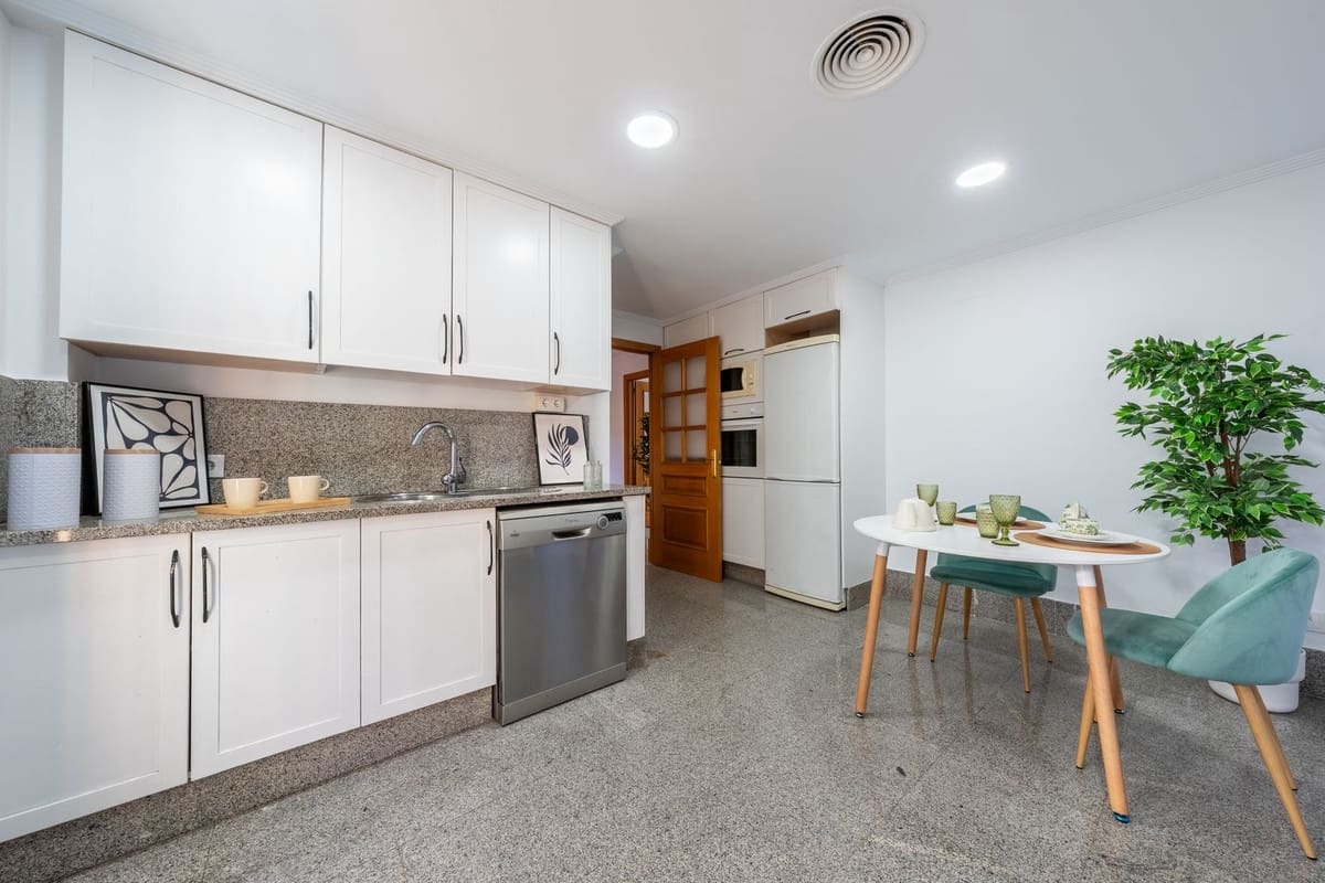 3 soveværelse Byhus til salg i Marbella med swimmingpool garage - € 849.000 (Ref: 9927950)