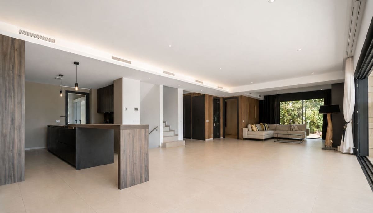 4 bedroom Villa for sale in La Cala de Mijas with pool garage - € 1,899,000 (Ref: 9929808)