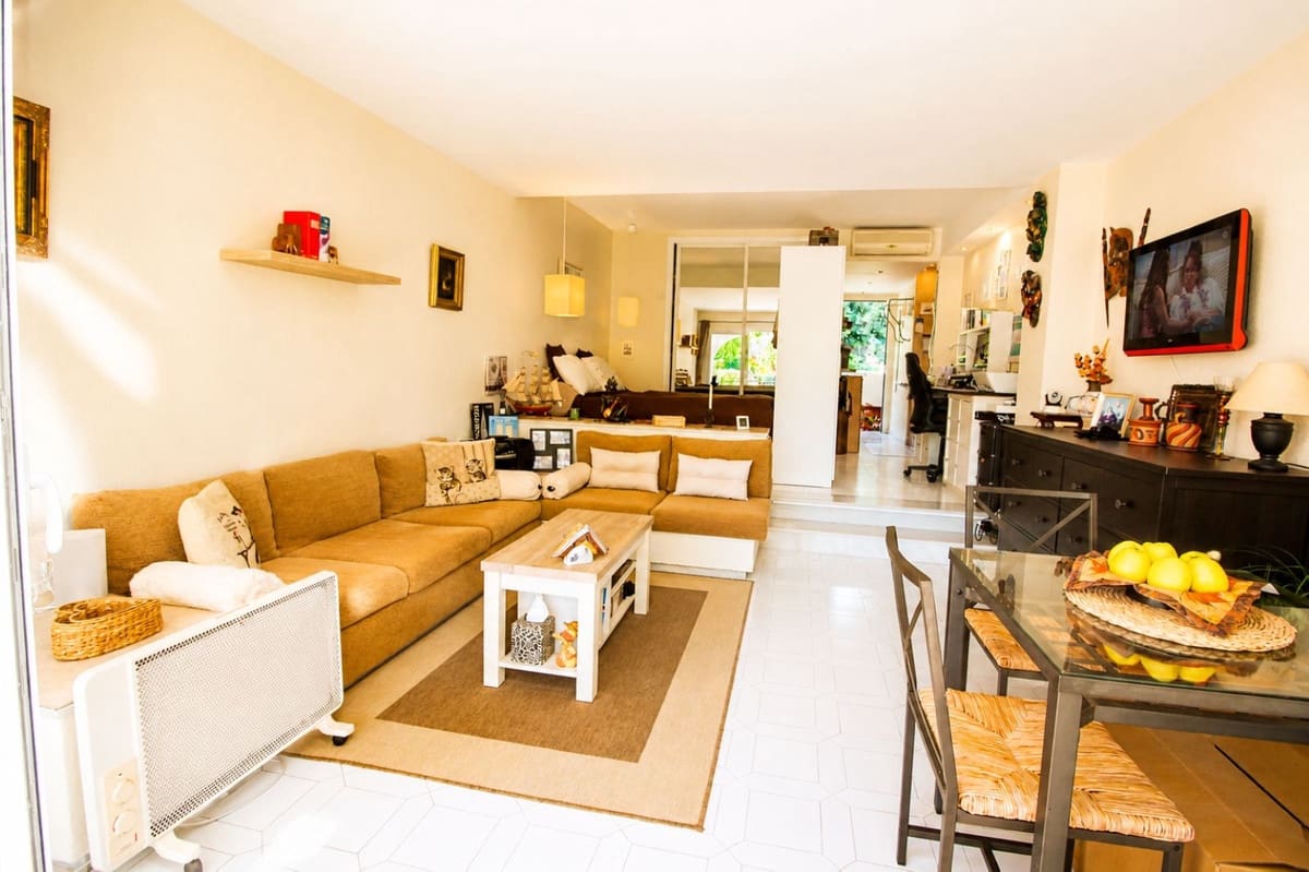 1 bedroom Studio for sale in Miraflores with pool - € 242,000 (Ref: 9929812)
