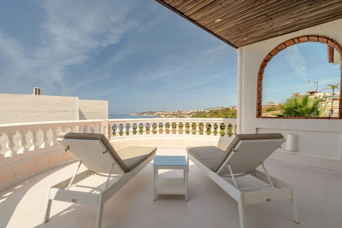 6 bedroom Villa for sale in El Faro with pool garage - € 1,545,000 (Ref: 9929813)