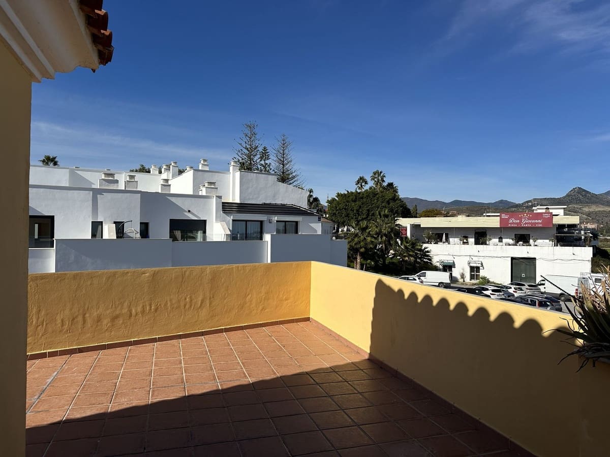 Ático de 2 habitaciones en Estepona en venta con garaje - 299.000 € (Ref: 9942825)
