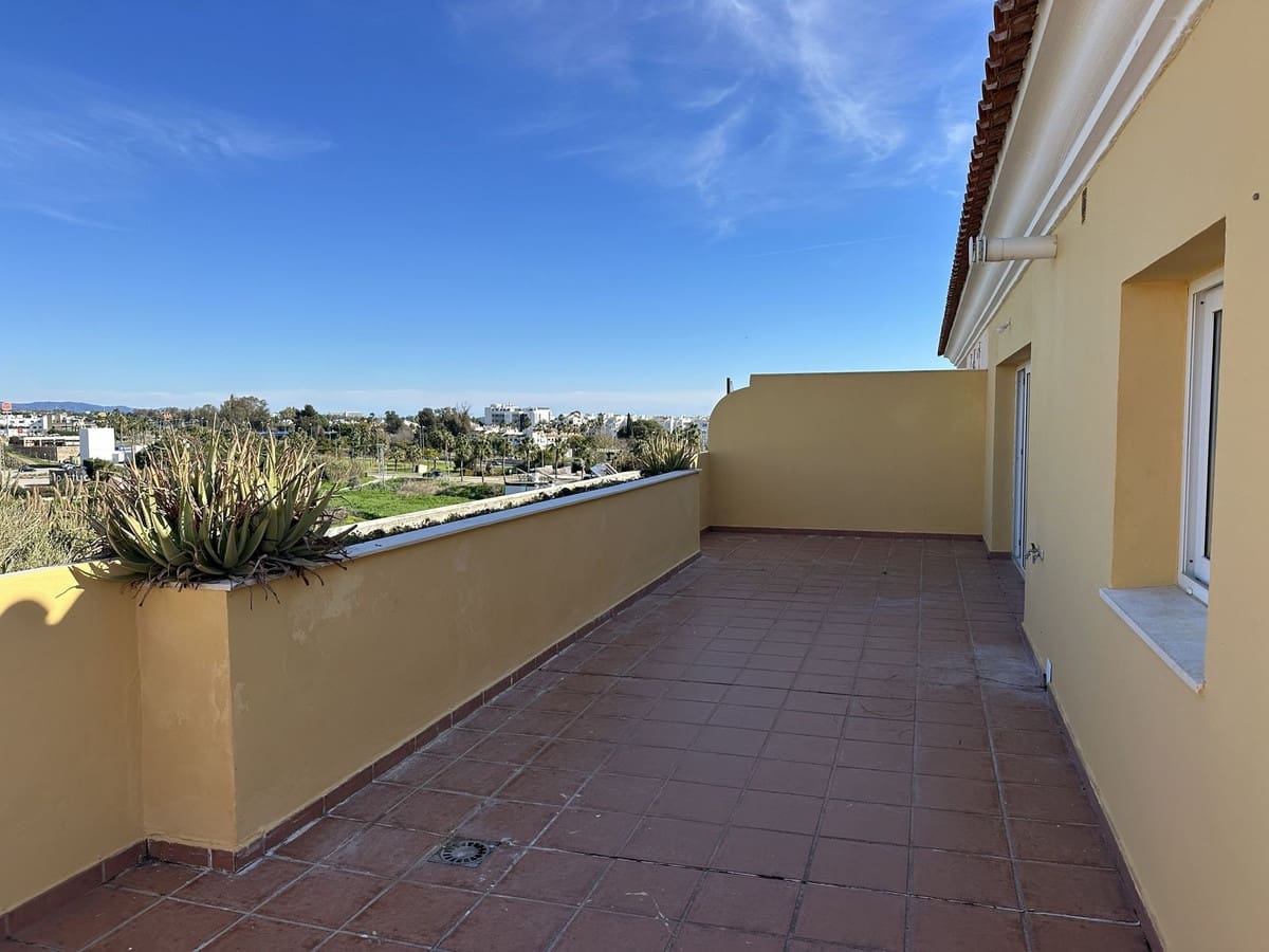 Ático de 2 habitaciones en Estepona en venta con garaje - 299.000 € (Ref: 9942825)