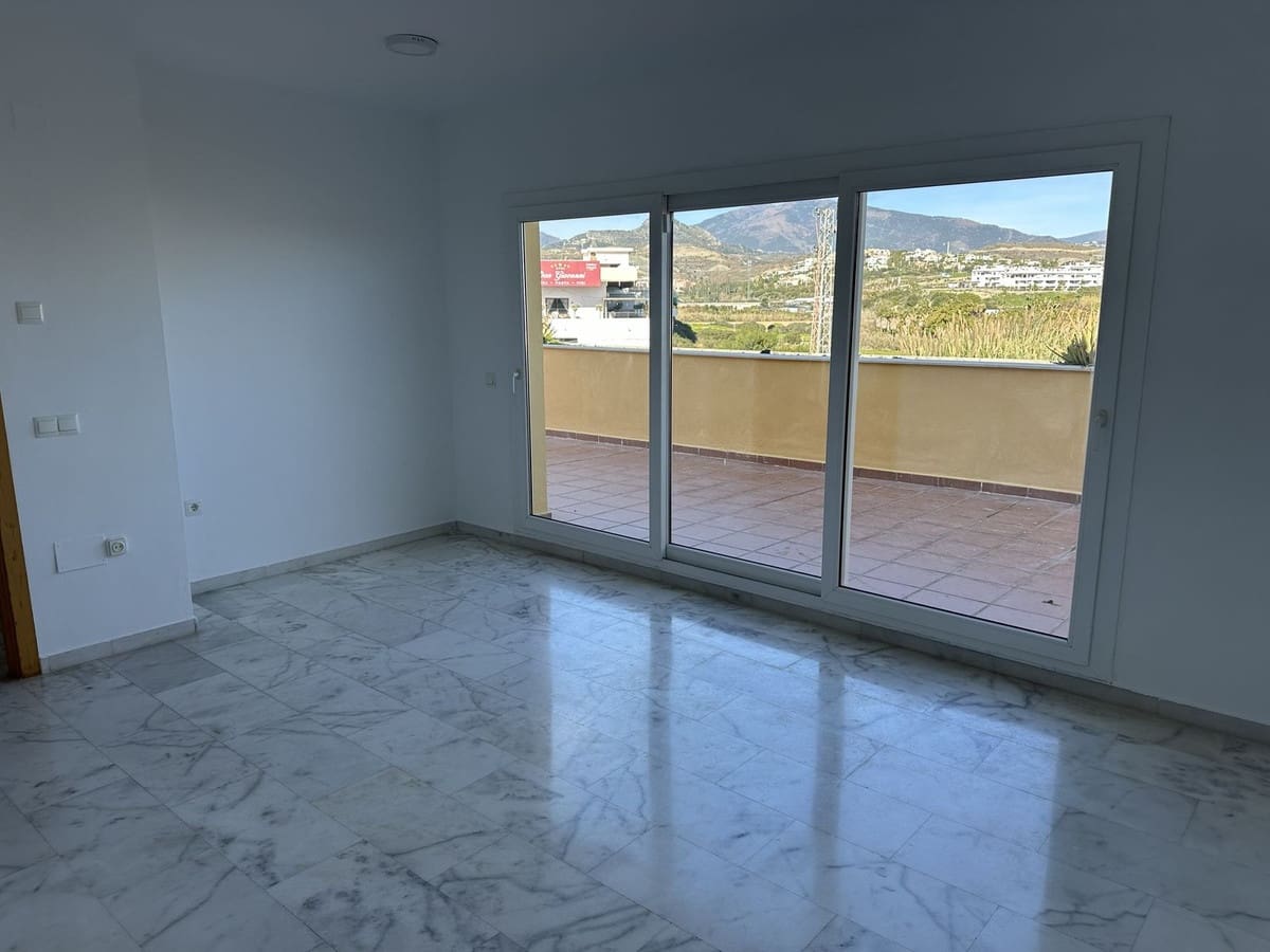 Ático de 2 habitaciones en Estepona en venta con garaje - 299.000 € (Ref: 9942825)