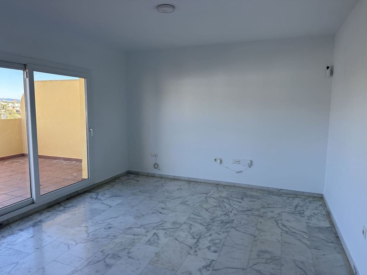 Ático de 2 habitaciones en Estepona en venta con garaje - 299.000 € (Ref: 9942825)