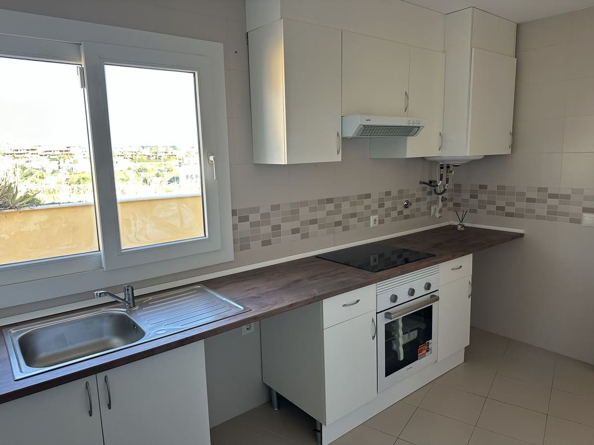 Ático de 2 habitaciones en Estepona en venta con garaje - 299.000 € (Ref: 9942825)