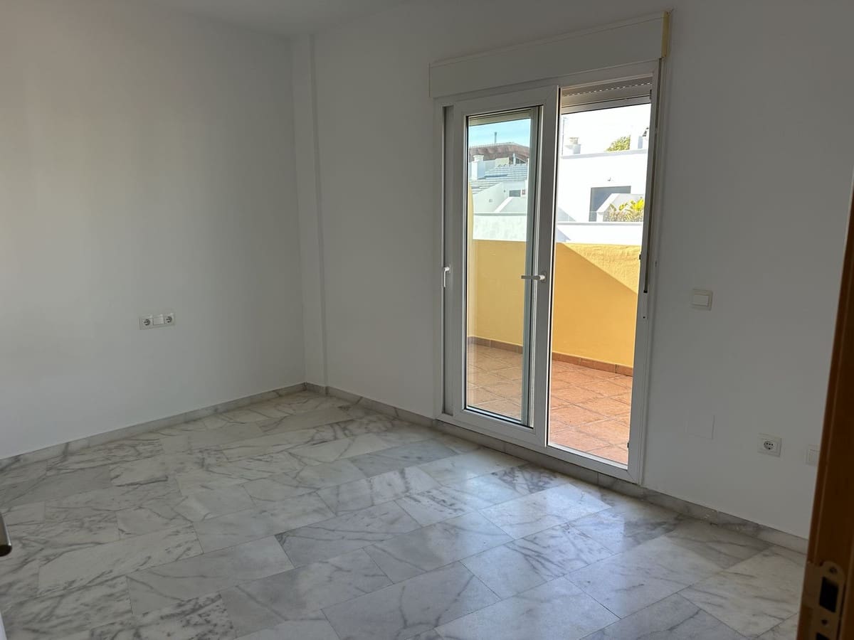 Ático de 2 habitaciones en Estepona en venta con garaje - 299.000 € (Ref: 9942825)