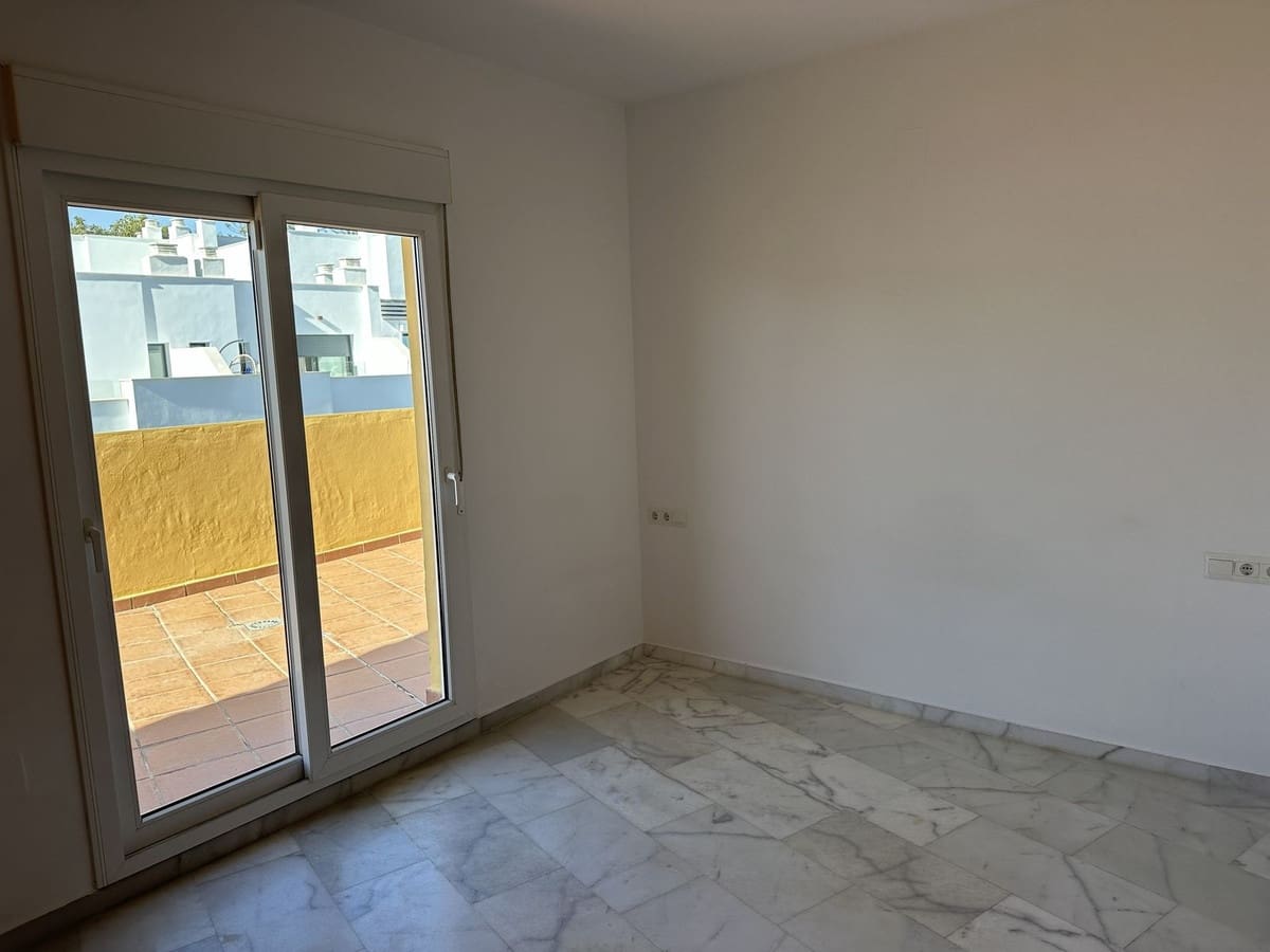 Ático de 2 habitaciones en Estepona en venta con garaje - 299.000 € (Ref: 9942825)