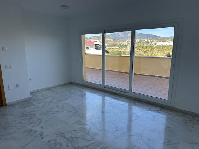 2 chambre Penthouse à vendre à Estepona avec garage - 299 000 € (Ref: 9942825)
