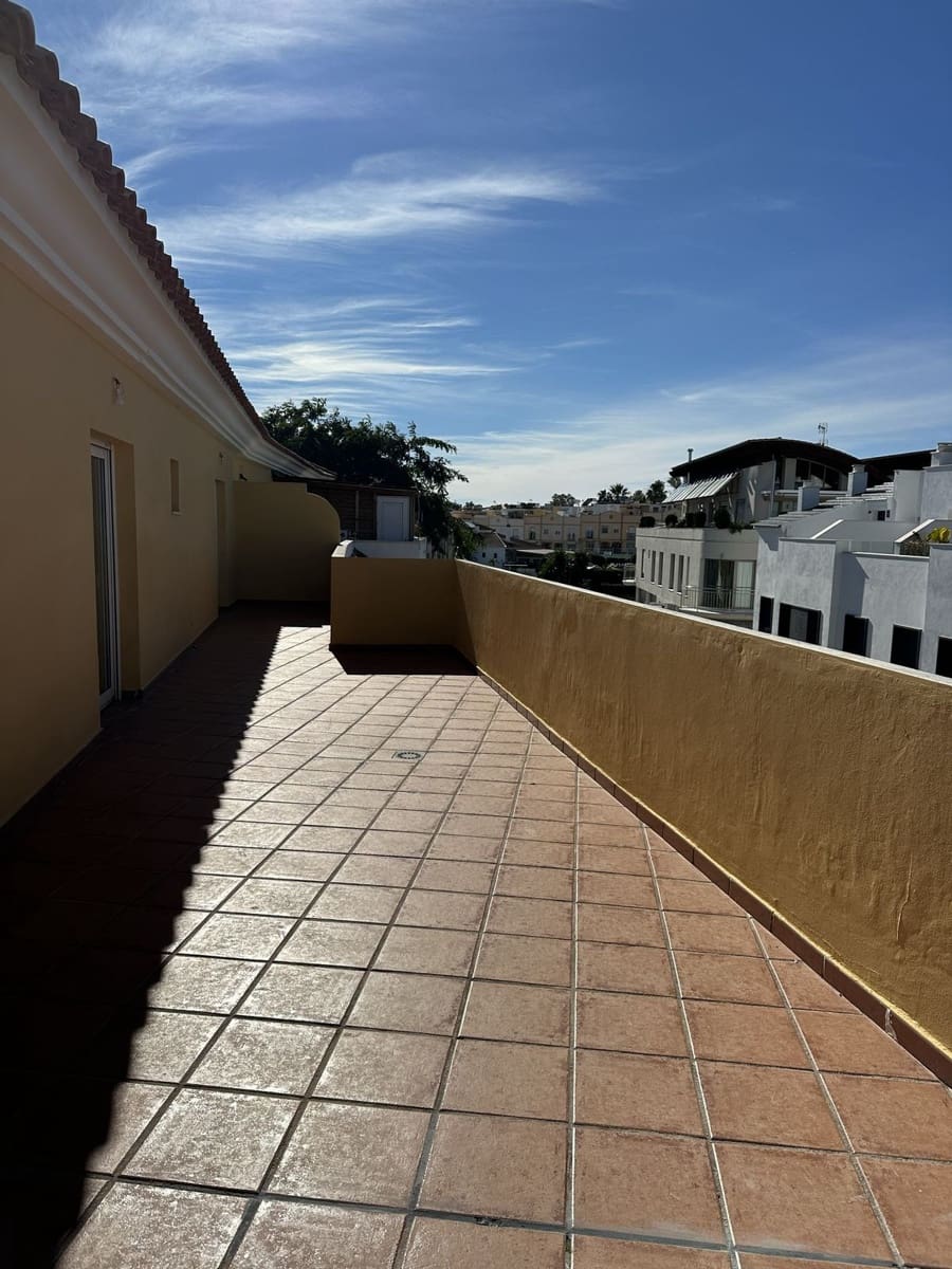 Ático de 2 habitaciones en Estepona en venta con garaje - 299.000 € (Ref: 9942825)