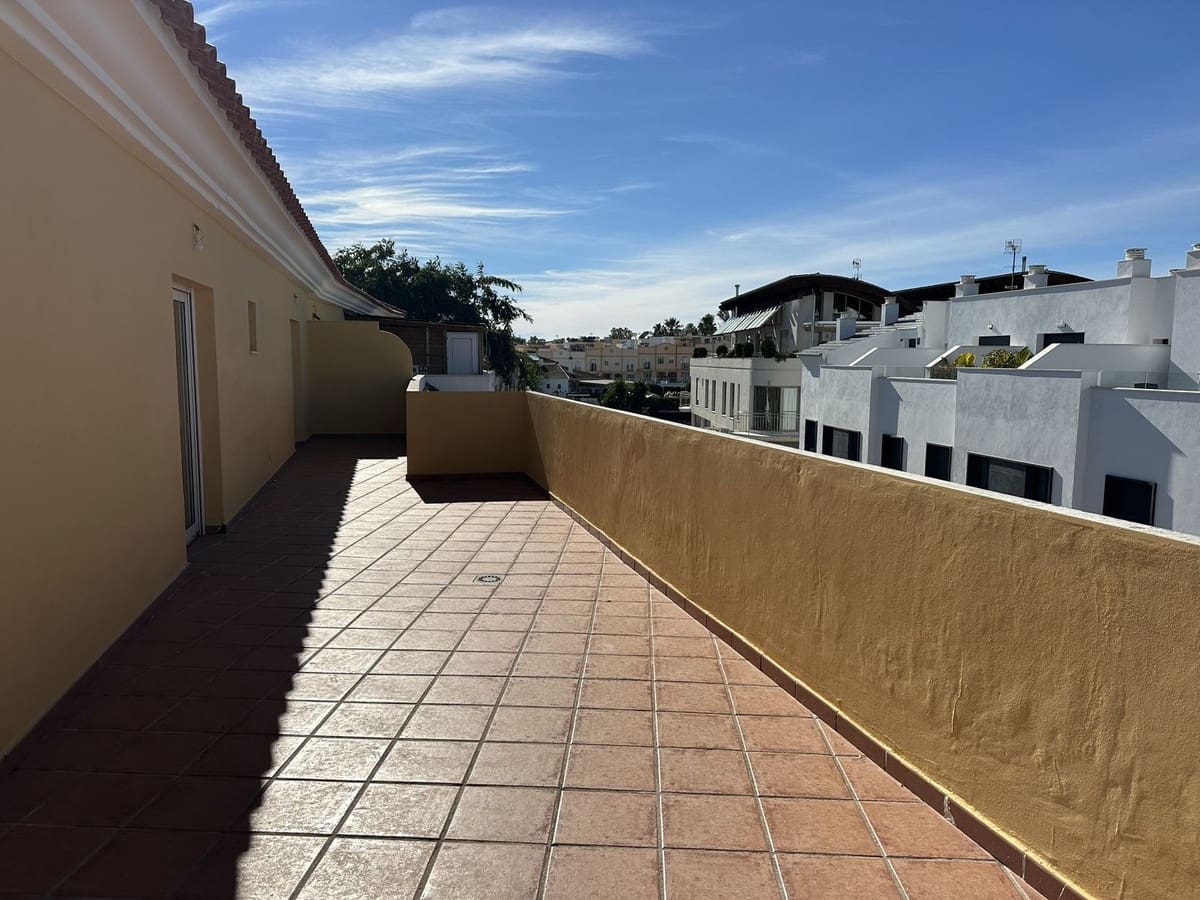 Ático de 2 habitaciones en Estepona en venta con garaje - 299.000 € (Ref: 9942825)