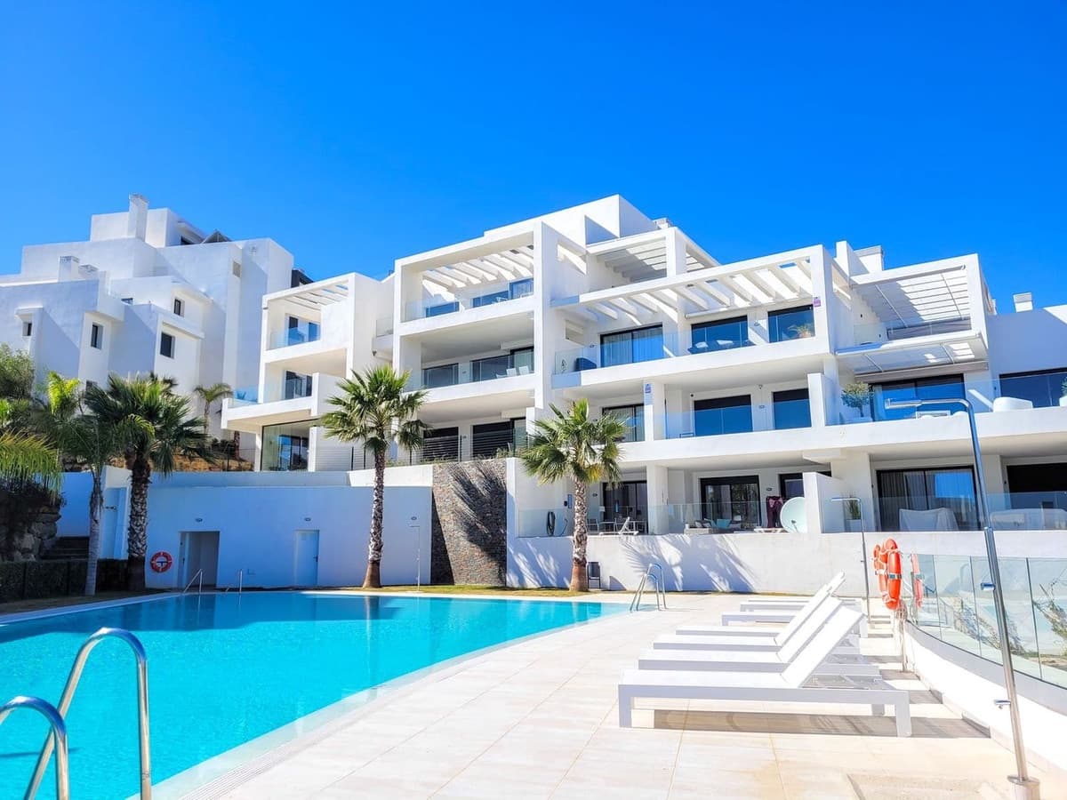 Apartamento de 3 habitaciones en Estepona en venta con piscina garaje - 545.000 € (Ref: 9942846)