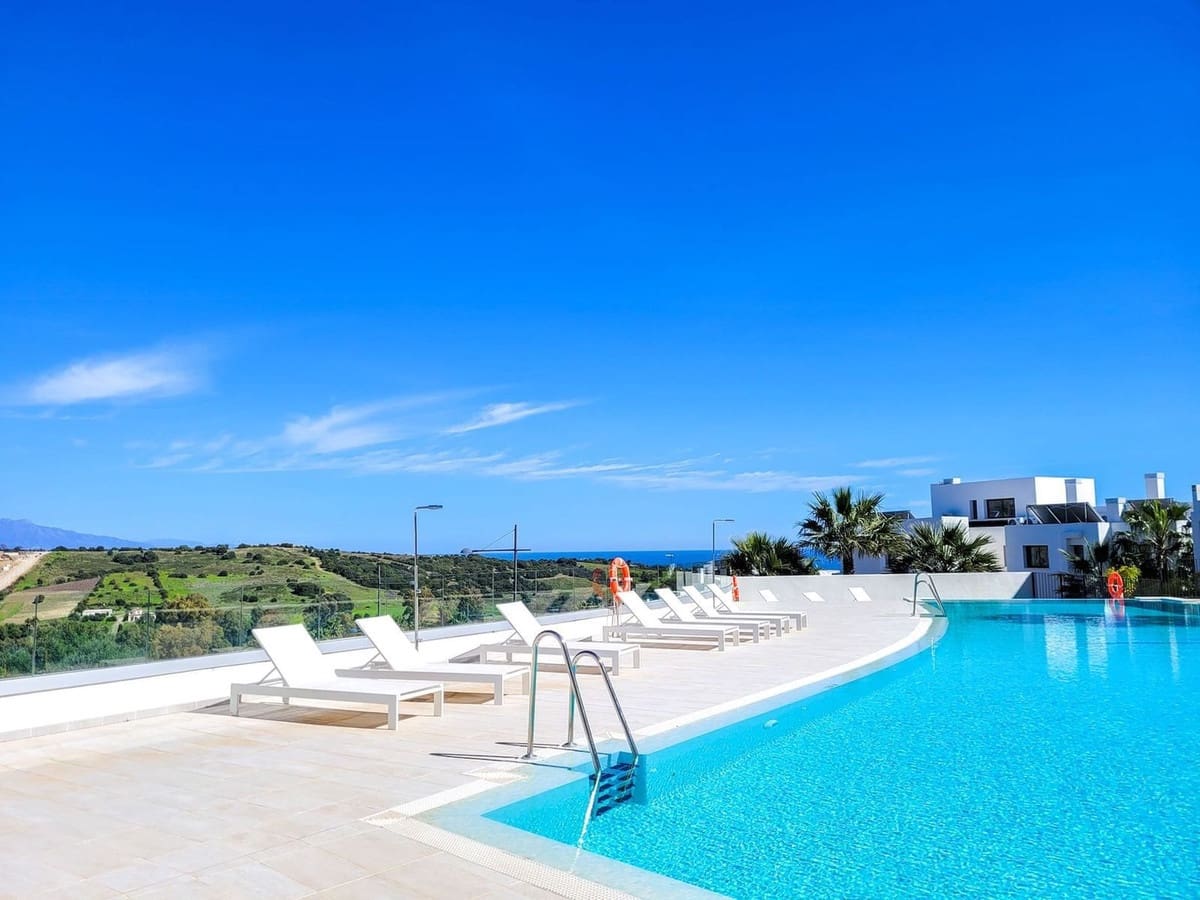 Apartamento de 3 habitaciones en Estepona en venta con piscina garaje - 545.000 € (Ref: 9942846)