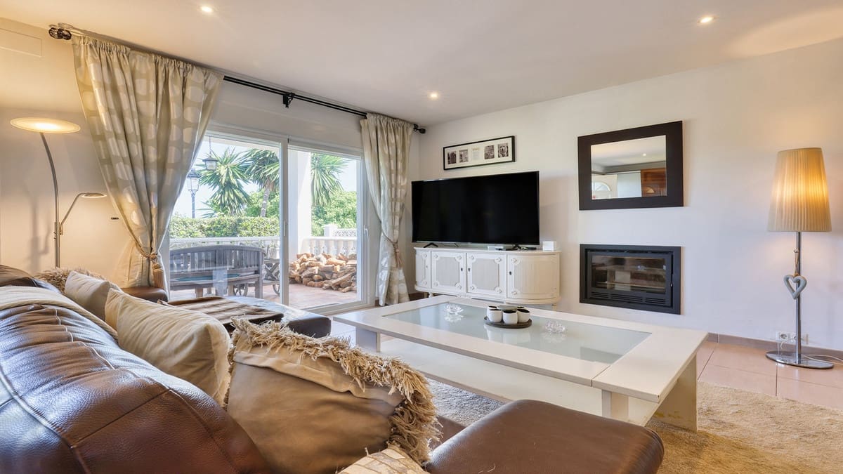 4 soverom Villa til salgs i La Duquesa / Puerto de la Duquesa med svømmebasseng - € 650 000 (Ref: 9943786)